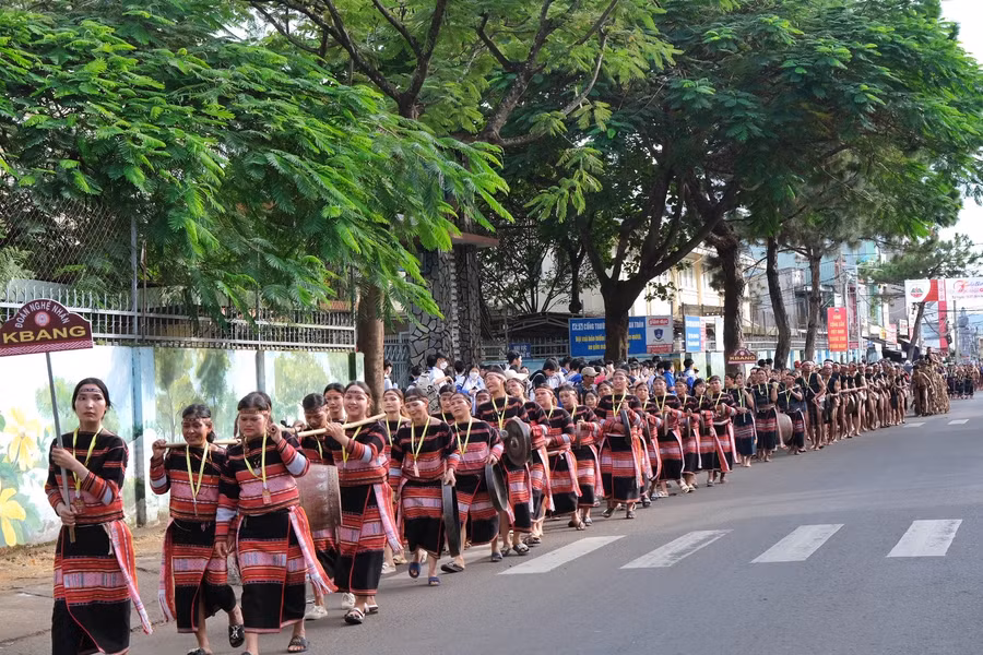 Đội cồng chiêng nữ làng Leng, xã Kông Lơng Khơng, huyện Kbang (tỉnh Gia Lai) góp sắc màu cho lễ hội đường phố. Ảnh: Hoàng Ngọc