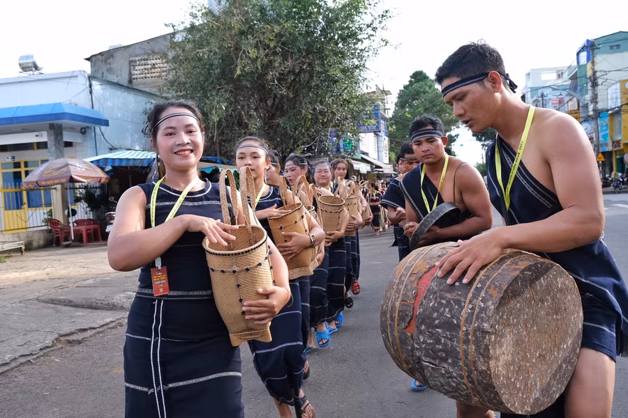 Đoàn nghệ nhân dân tộc K'ho Sre tỉnh Lâm Đồng vừa trình diễn cồng chiêng, vừa tái hiện đời sống sản xuất nông nghiệp của người bản địa. Ảnh: Hoàng Ngọc