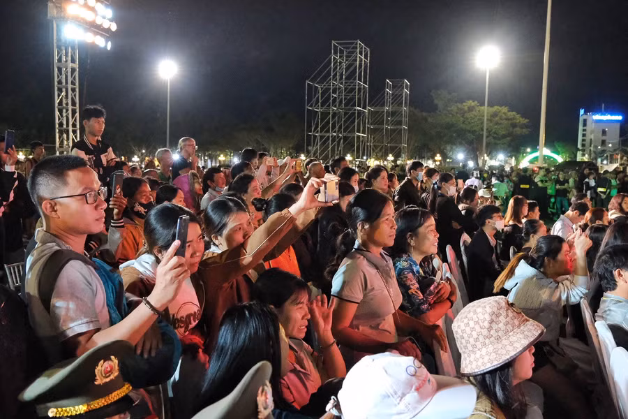 Đông đảo người dân trong tỉnh đến xem và cổ vũ phần trình diễn của các nghệ nhân. Ảnh: Hoàng Ngọc Đông đảo người dân trong tỉnh đến xem và cổ vũ phần trình diễn của các nghệ nhân. Ảnh: Hoàng Ngọc