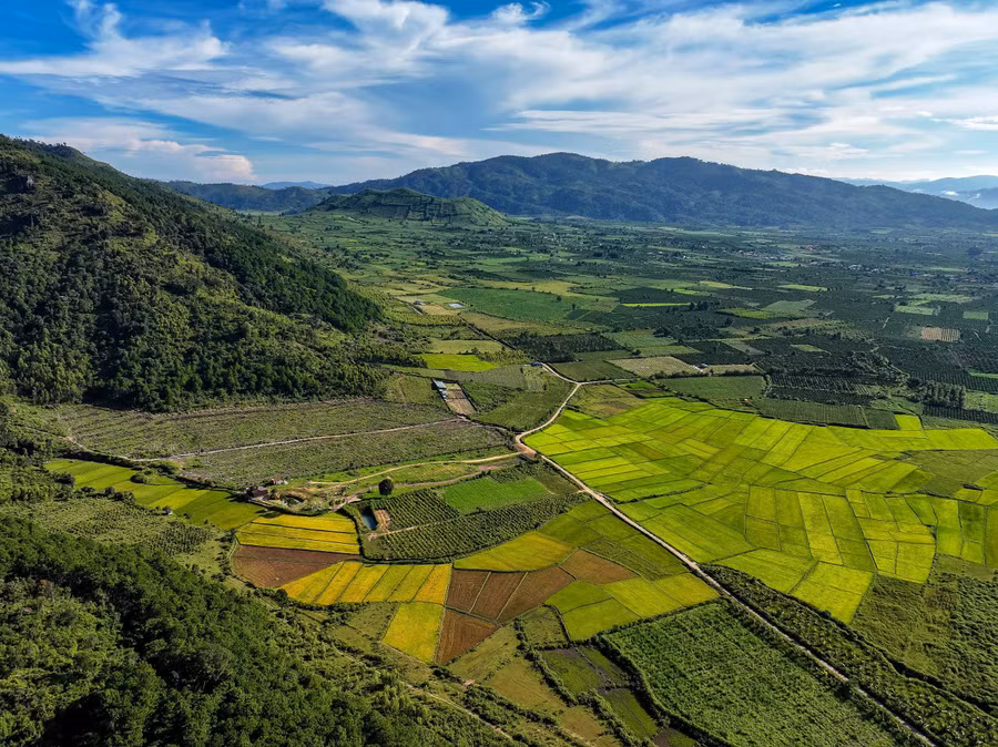 Địa hình đồi núi đặc trưng của cao nguyên tạo nên khung cảnh hùng vĩ cho bức tranh du lịch nông thôn. Ảnh: Bi Ly
