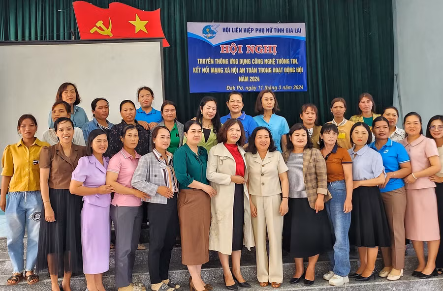 Ra mắt mô hình “Tổ phụ nữ ứng dụng công nghệ 4.0” tại huyện Đak Pơ. Ảnh: Minh Châu