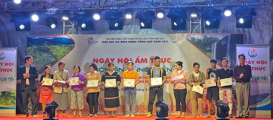 Trao chứng nhận cho các chủ gian hàng ẩm thực tham gia ngày hội. Ảnh: Hoàng Ngọc