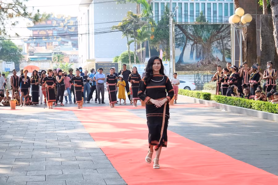 Duyên dáng trang phục Jrai. Ảnh: Hoàng Ngọc