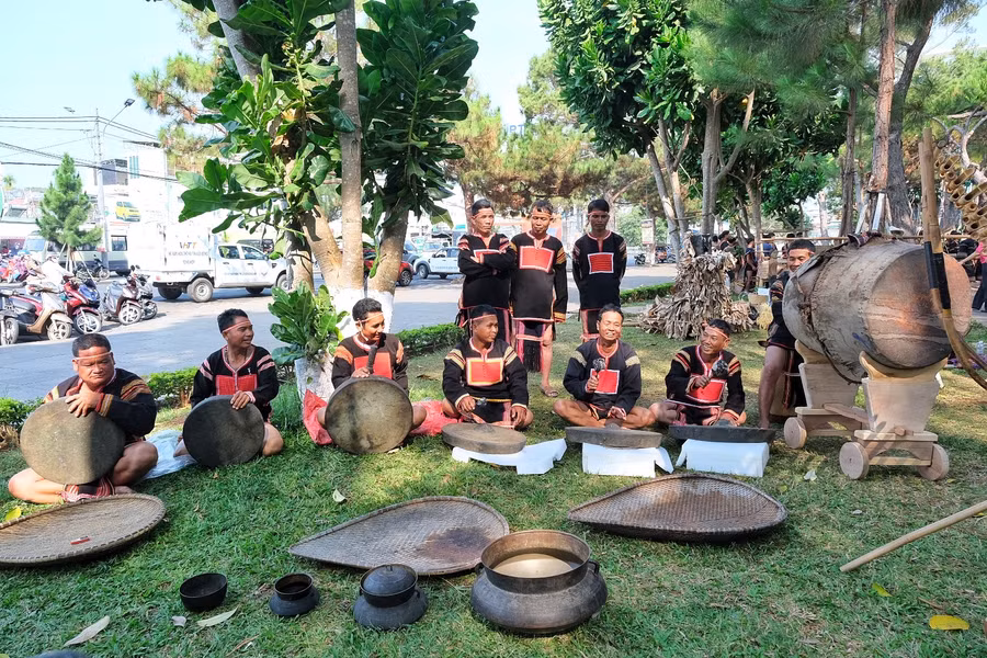 Rất nhiều hiện vật dân tộc học trong không gian sinh hoạt của các nghệ nhân Jrai thị xã Ayun Pa. Ảnh: Hoàng Ngọc