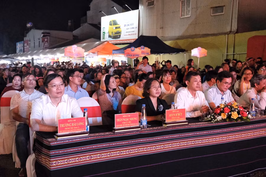 Các đồng chí lãnh đạo tỉnh tham dự đêm hội. Ảnh: Hoàng Ngọc