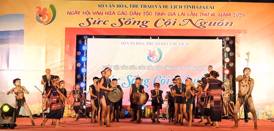 Cồng chiêng “Mừng nhà rông mới”-đoàn nghệ nhân huyện Kông Chro. Ảnh: Hoàng Ngọc