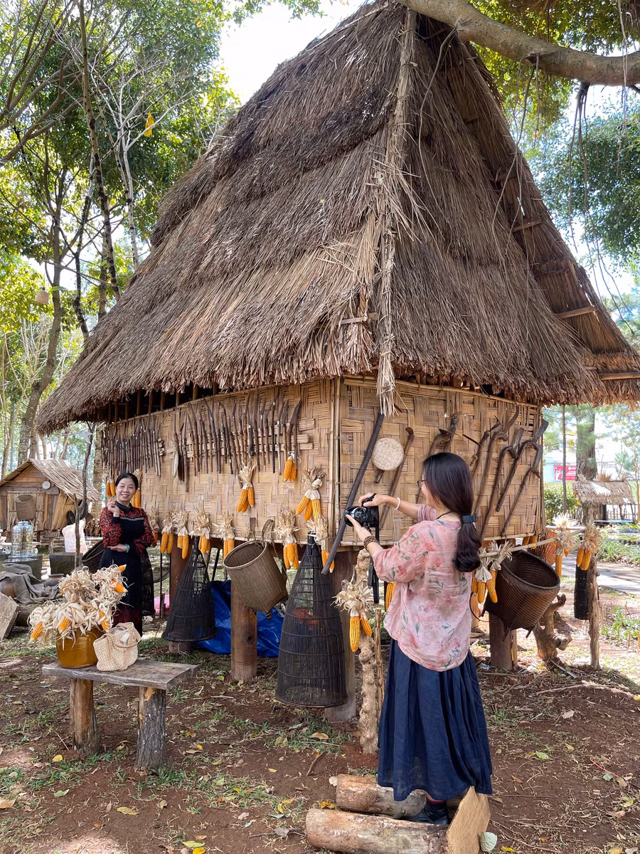 Không gian trưng bày "Thiên đường Tây Nguyên" diễn ra tại Quảng trường Đại Đoàn Kết xuyên suốt trong năm 2024. Ảnh: Hoàng Ngọc Không gian trưng bày "Thiên đường Tây Nguyên" diễn ra tại Quảng trường Đại Đoàn Kết xuyên suốt trong năm 2024. Ảnh: Hoàng Ngọc