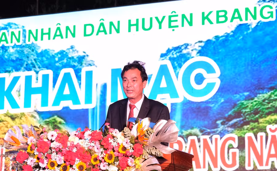 Phó Bí thư Huyện ủy, Chủ tịch UBND huyện Kbang Nguyễn Văn Dũng phát biểu khai mạc Ngày hội. Ảnh: Hoàng Ngọc