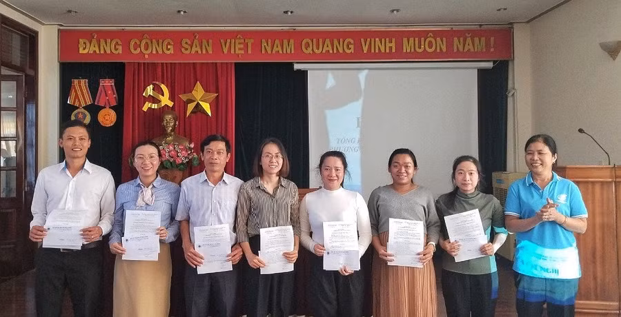 Khen thưởng các cá nhân có thành tích xuất sắc trong năm 2023. Ảnh: Minh Châu