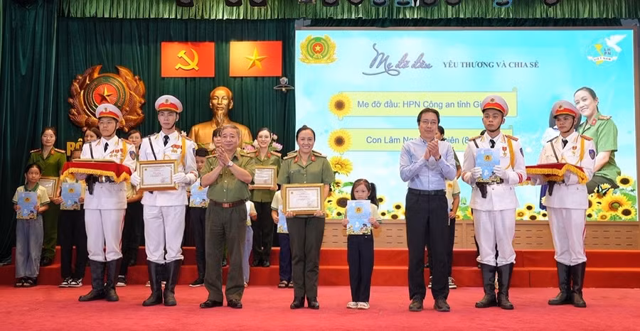 Trung tá Nguyễn Thị Ngọc Thúy-Phó Chủ tịch chuyên trách Hội Phụ nữ Công an tỉnh và bé Lâm Ngọc An Nhiên (SN 2015) được biểu dương trong chương trình "Mẹ đỡ đầu". Ảnh: NVCC