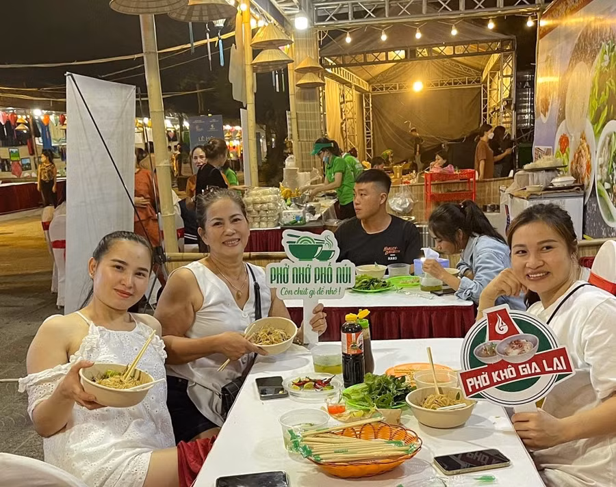 Thực khách thưởng thức phở khô Gia Lai tại lễ hội. Ảnh: Bùi Hương Thảo Thực khách thưởng thức phở khô Gia Lai tại lễ hội. Ảnh: Bùi Hương Thảo
