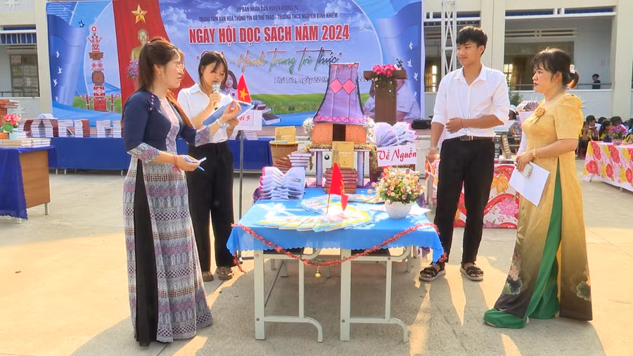 Học sinh lớp 9 giới thiệu sách theo chủ đề "Về nguồn". Ảnh: Ngô Thu