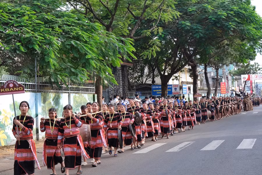 Đội chiêng nữ làng Leng (xã Tơ Tung, huyện Kbang) được thành lập đầu tiên trong tỉnh, đặt nền móng cho sự phát triển cồng chiêng nữ tại Gia Lai. Ảnh: Hoàng Ngọc