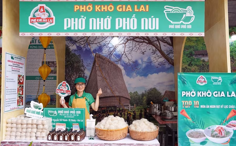 Quảng bá phở khô Gia Lai tại Festival Thu Hà Nội 2023. Ảnh: NVCC