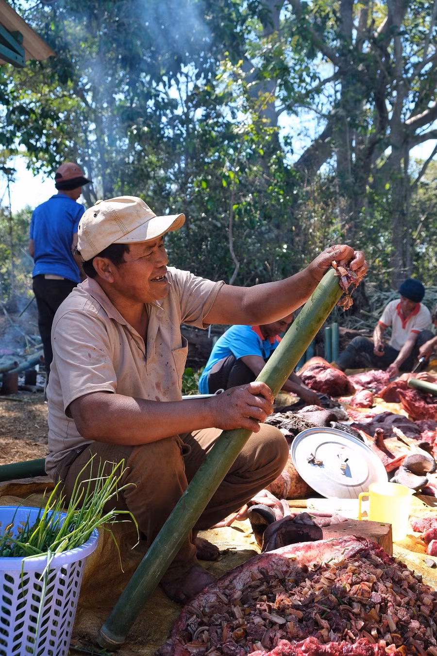 Dân làng chuẩn bị món ăn cho ngày hội lớn nhất trong năm. Ảnh: Hoàng Ngọc Dân làng chuẩn bị món ăn cho ngày hội lớn nhất trong năm. Ảnh: Hoàng Ngọc