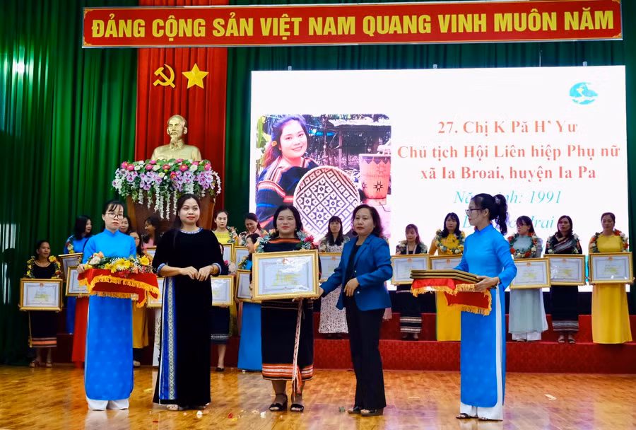 Gia Lai có 6 nữ cán bộ hội cơ sở giỏi được Trung ương Hội LHPN Việt Nam biểu dương toàn quốc. Ảnh: Minh Châu