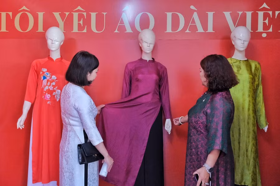 Các mẫu áo dài trên nền nhiều chất liệu khác nhau nhưng đều tôn vinh giá trị vượt thời gian của trang phục truyền thống. Ảnh: Minh Châu