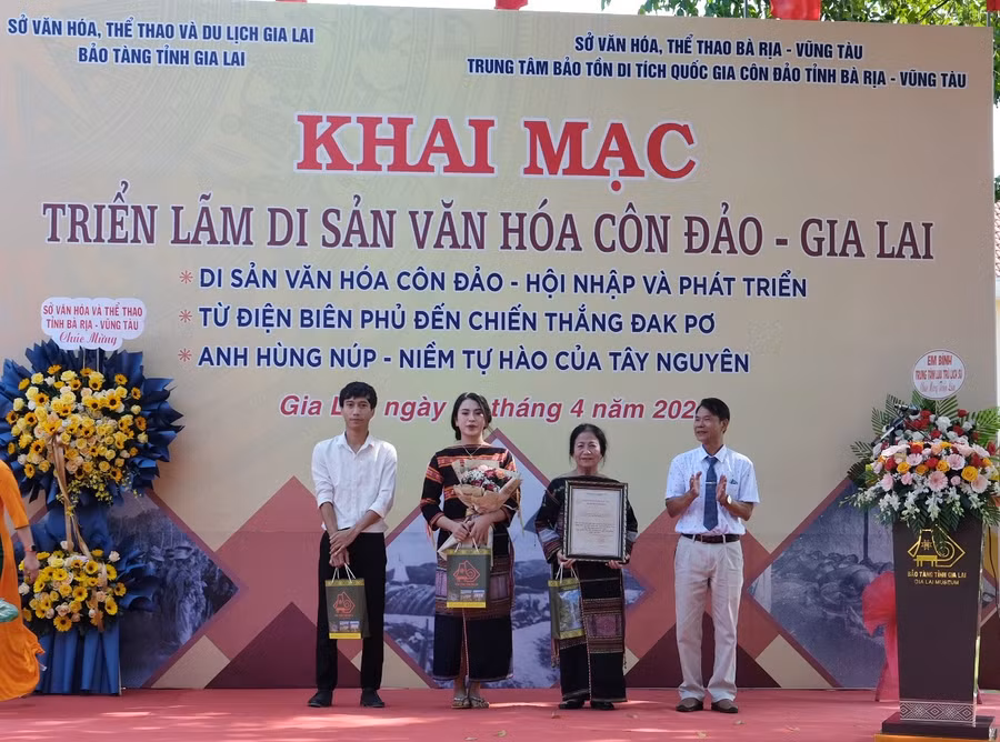 Ông Lê Thanh Tuấn (bìa phải)-Giám đốc Bảo tàng tỉnh Gia Lai trao chứng nhận, cảm ơn nghĩa cử của đình Anh hùng Núp. Ảnh: Minh Châu