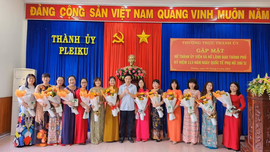 Tặng hoa chúc mừng các nữ cán bộ, lãnh đạo. Ảnh: Bá Bính