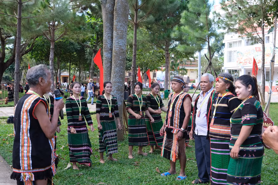 Đoàn nghệ nhân M'nông của tỉnh Đak Nông tái hiện màn đón khách trong lễ "rào bon trồng cây pơ lang". Ảnh: Hoàng Ngọc