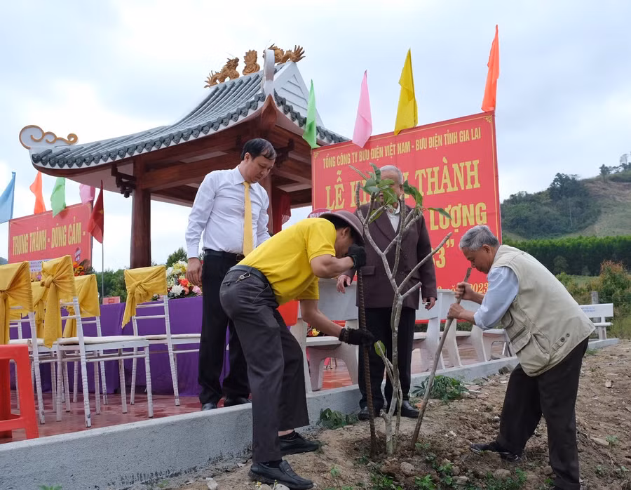 Trồng cây lưu niệm tại khu vực Nhà bia di tích. Ảnh: Hoàng Ngọc