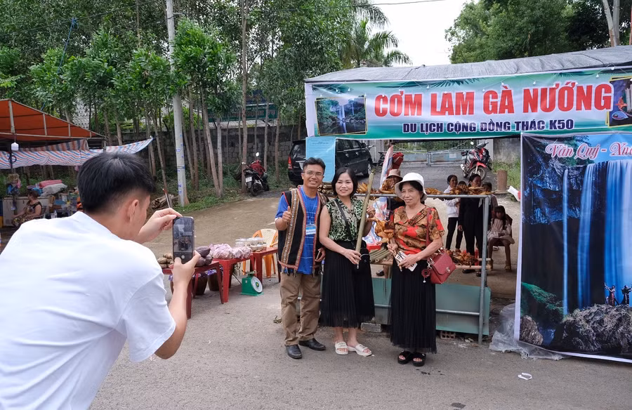 Các du khách Quảng Trị tìm hiểu ẩm thực truyền thống trong không gian của Ngày hội du lịch Kbang 2023. Ảnh: Hoàng Ngọc