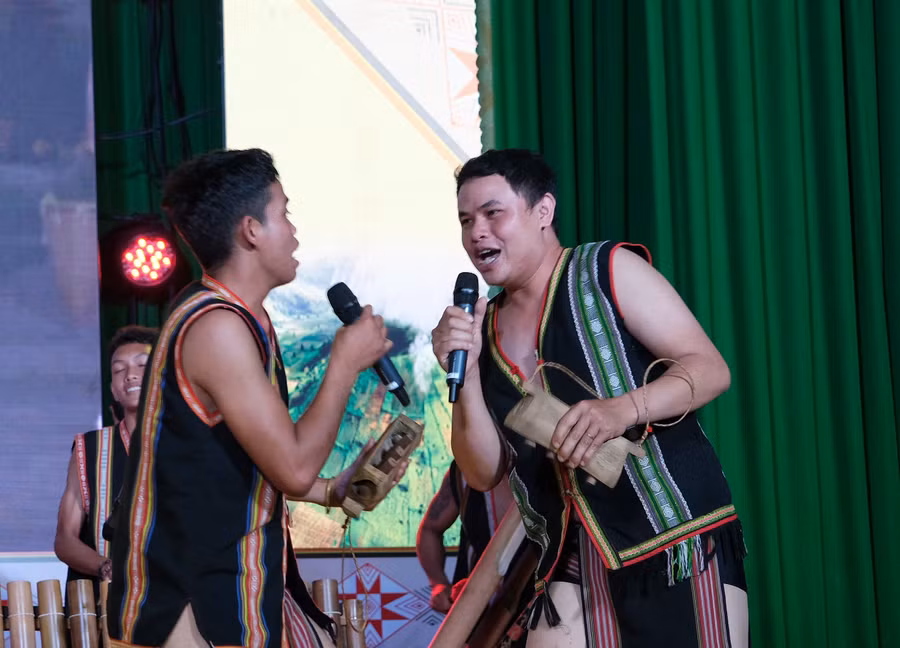 Các chàng trai hát dân ca Jrai. Ảnh: Hoàng Ngọc