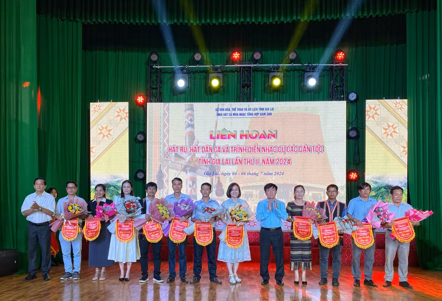 Ban tổ chức tặng hoa cho các đơn vị tham gia liên hoan. Ảnh Hoàng Ngọc