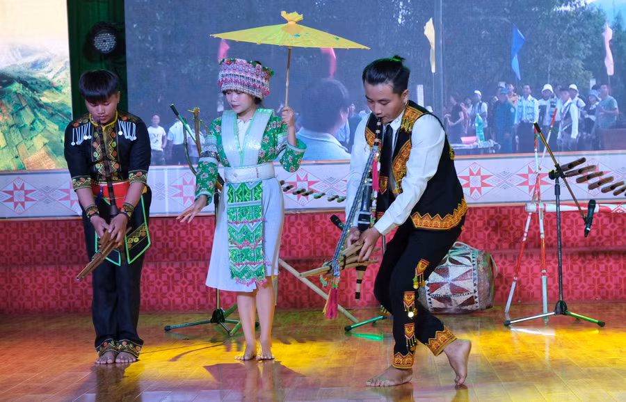 Độc tấu "Tiếng khèn gọi bạn" của dân tộc Mông-một tiết mục của đoàn đoàn Đăk Pơ trong đêm khai mạc liên hoan. Ảnh: Hoàng Ngọc