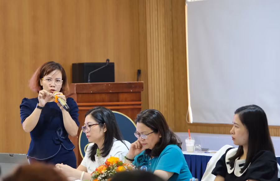 Tiến sỹ Nguyễn Thị Cẩm Vân-giảng viên Khoa Kinh tế, trường Đại học Lâm nghiệp phân hiệu tại tỉnh Gia Lai giới thiệu về sàn thương mại điện tử. Ảnh: MINH CHÂU