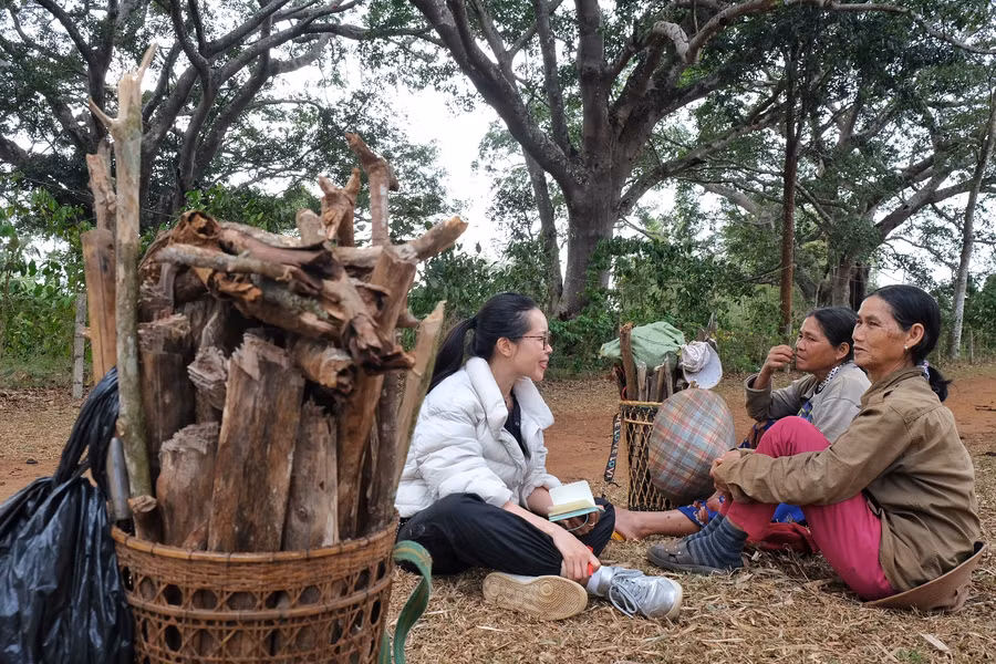 Chiều về, người làng Đúp thường dừng chân ngồi nghỉ dưới những cây đa trăm tuổi trước khi về nhà. Ảnh: Hoàng Ngọc