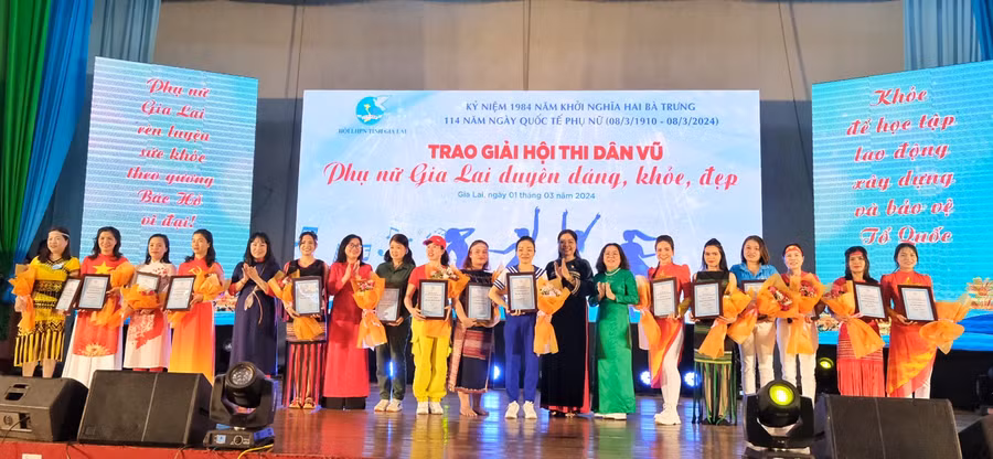 Trao giải cho các đơn vị tham gia hội thi. Ảnh: Minh Châu