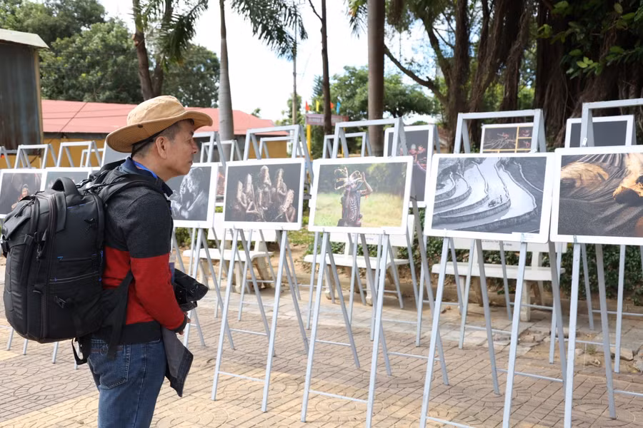Không gian trưng bày ảnh nghệ thuật về sắc màu văn hóa đặc sắc các dân tộc khu vực Tây Nguyên, đồng hành cùng sự phát triển của đất nước. Ảnh: Quốc Nguyễn