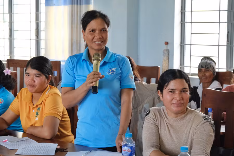 Hội viên phụ nữ đặt nhiều câu hỏi xoay quanh chủ đề tảo hôn tại buổi đối thoại với chính quyền địa phương. Ảnh: Minh Châu