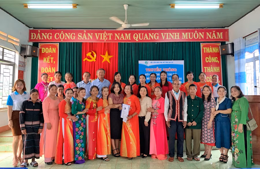 Ra mắt câu lạc bộ "Liên thế hệ tự giúp nhau" tại xã Ia Pếch, huyện Ia Grai. Ảnh: Minh Châu