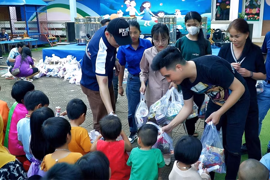 "Trung thu yêu thương" là món quà do các Mạnh Thường Quân của TP. Pleiku chung tay đóng góp tặng những trẻ em thiệt thòi. Ảnh: Đức Thụy "Trung thu yêu thương" là món quà do các Mạnh Thường Quân của TP. Pleiku chung tay đóng góp tặng những trẻ em thiệt thòi. Ảnh: Đức Thụy