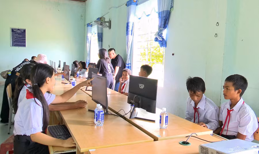 Niềm vui của học sinh khi được học tập, thực hành trên máy tính mới. Ảnh: Minh Châu