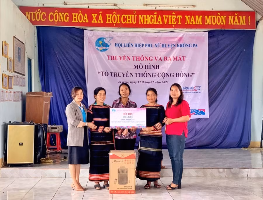 Hội LHPN huyện Krông Pa tặng bộ loa di động cho "Tổ truyền thông cộng đồng" buôn Chư Tê. Ảnh: Minh Châu