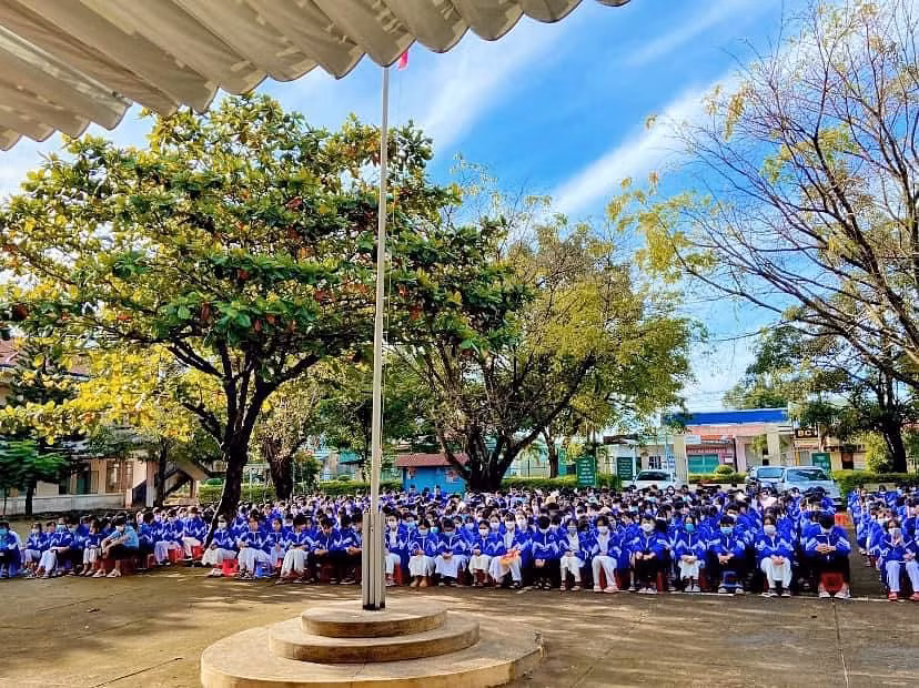 Giờ sinh hoạt dưới cờ của học sinh Trường THPT Huỳnh Thúc Kháng. Ảnh: Hoàng Nguyên Giờ sinh hoạt dưới cờ của học sinh Trường THPT Huỳnh Thúc Kháng. Ảnh: Hoàng Nguyên