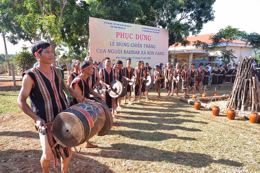 Bài chiêng "Mừng chiến thắng" được trình tấu trong niềm hân hoan. Ảnh: Hoàng Ngọc
