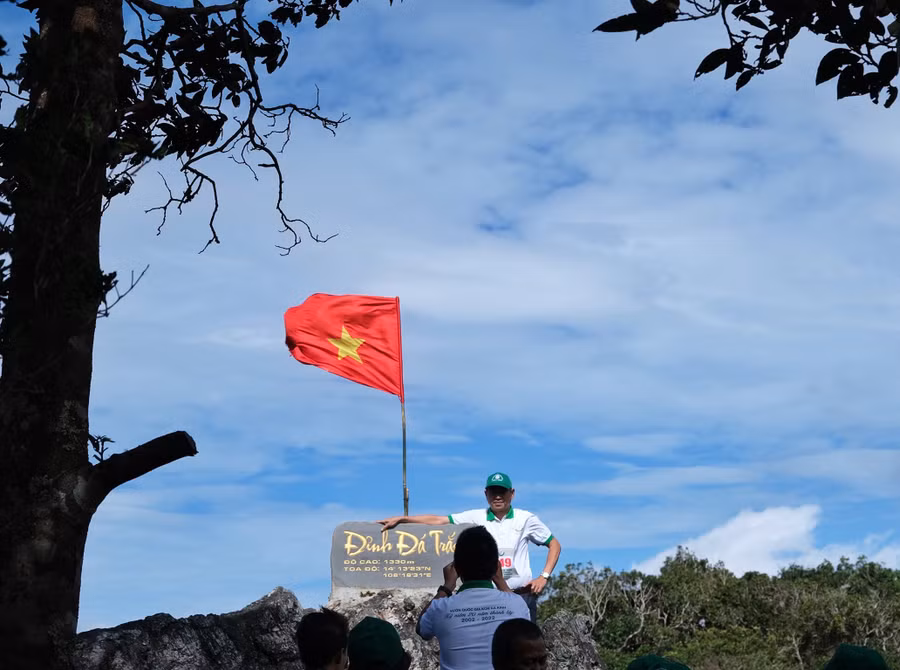 Đỉnh đá Trắng là vị trí vàng để quan sát voọc chà vá chân xám. Ảnh: Hoàng Ngọc