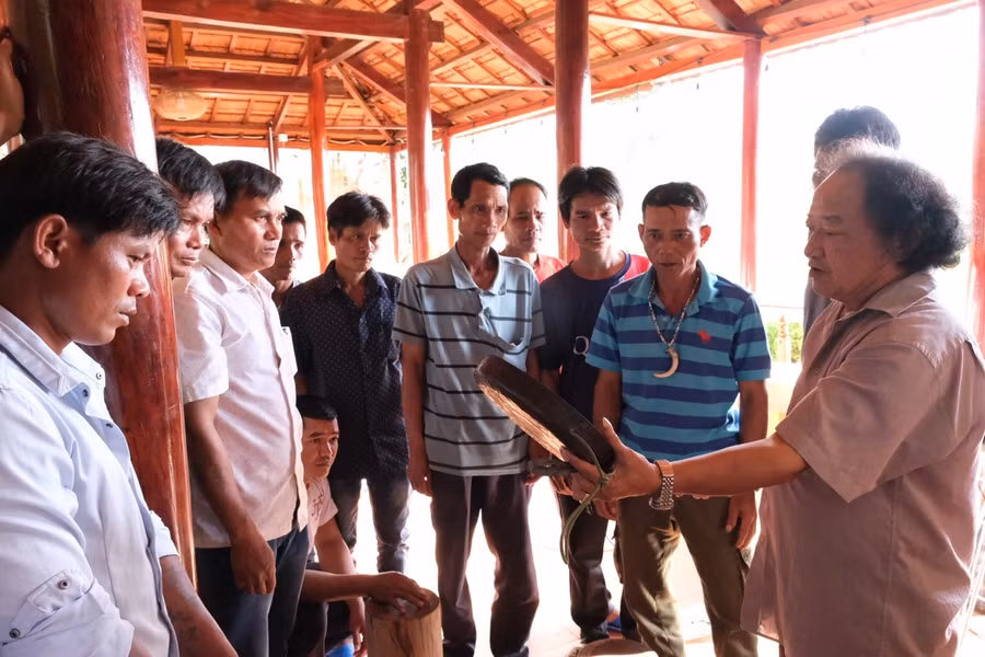 Nghệ sĩ Ưu tú, nghệ nhân Phạm Chí Khánh hướng dẫn một số kỹ năng trong chỉnh âm cồng chiêng cho các học viên. Ảnh: Hoàng Ngọc
