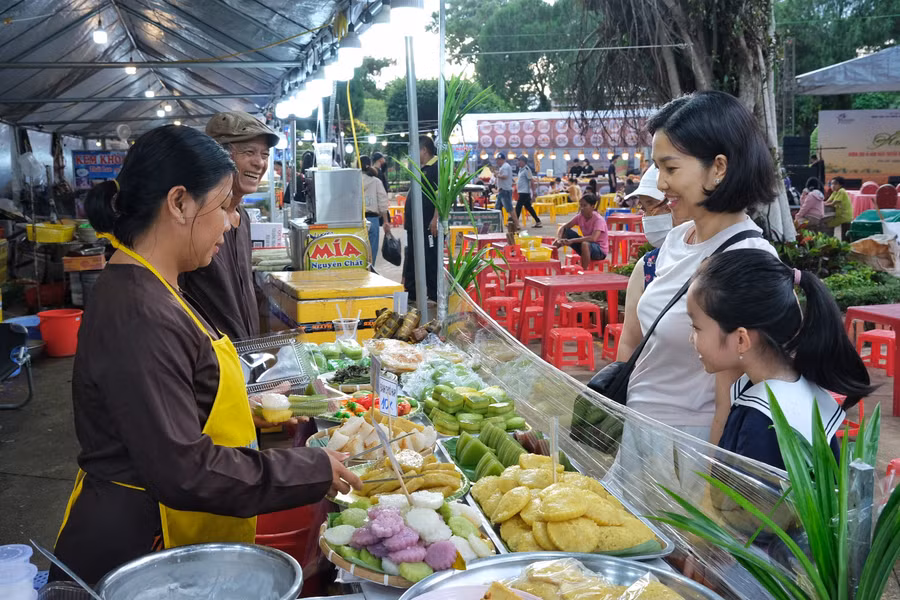 Bánh dân gian Nam Bộ với màu sắc bắt mắt được rất nhiều thực khách ghé thăm. Ảnh: Hoàng Ngọc