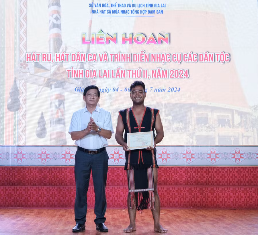 Ông Nguyễn Ngọc Long-Giám đốc Nhà hát ca múa nhạc tổng hợp Đam San, Trưởng Ban tổ chức liên hoan trao giải A toàn đoàn cho huyện Ia Grai. Ảnh: Minh Châu