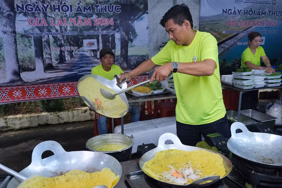 Nguyên liệu làm món bánh xèo đều được đưa đến từ miền Tây, trong đó có bông điên điển, mang đến hương vị đặc trưng cho món ăn. Ảnh: Hoàng Ngọc
