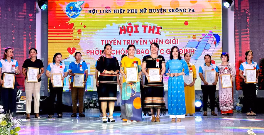 Trao giải các đơn vị, cá nhất giành giải cao tại 2 hội thi. Ảnh: MINH CHÂU