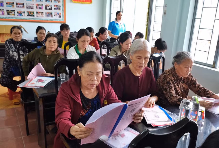 Hội viên, phụ nữ được cập nhật các hình thức lừa đảo mới, tránh sa vào bẫy tín dụng đen. Ảnh: Minh Châu