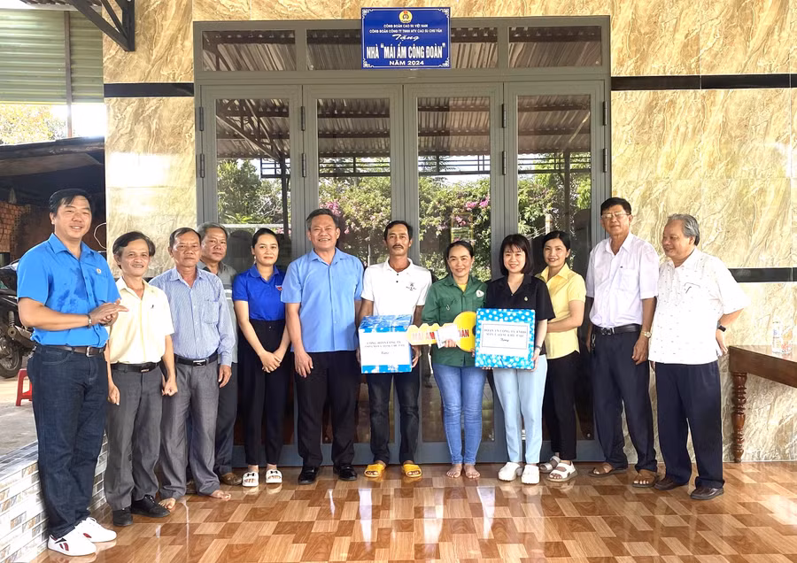 Bàn giao nhà Mái ấm Công đoàn cho gia đình công nhân Nguyễn Thị Kim Chi-công nhân Xí nghiệp Cơ điện và chế biến. Ảnh: Hà Thành