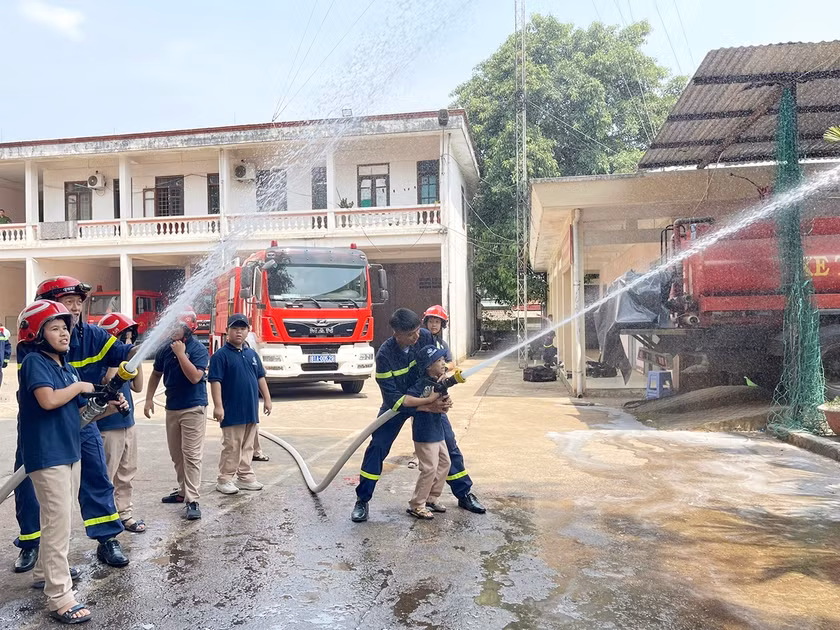 Triển khai mô hình “Toàn dân chung tay phòng cháy chữa cháy”, Đoàn Thanh niên Công an tỉnh hướng dẫn học sinh trên địa bàn TP. Pleiku kỹ năng sử dụng vòi phun nước chuyên dụng để chữa cháy. Ảnh: R.H