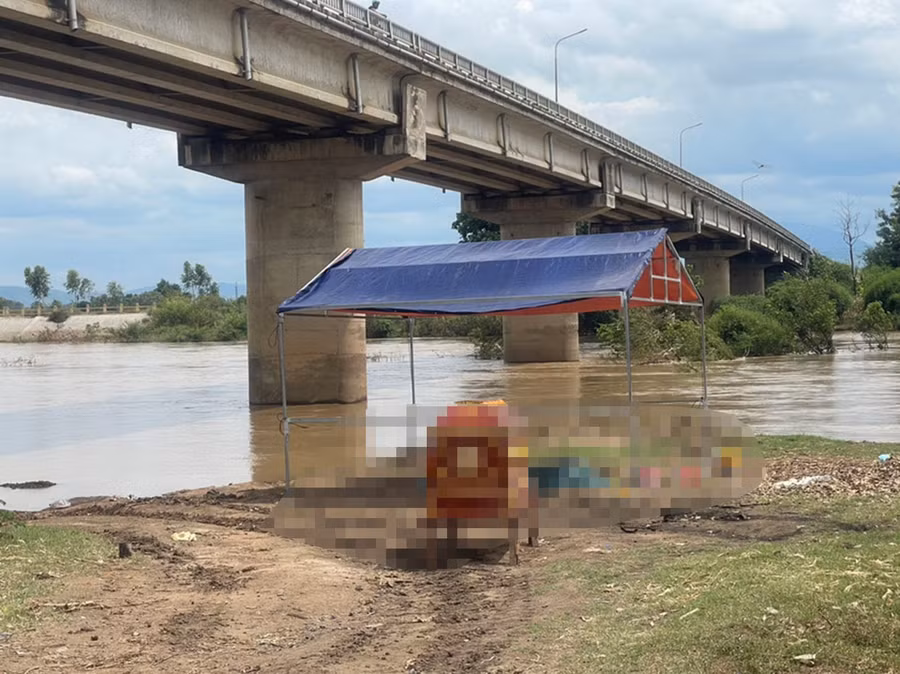 Thi thể người đàn ông được phát hiện ngay gần khu vực cầu Quý Đức (xã Ia Trok, huyện Ia Pa). Ảnh: Vũ Chi